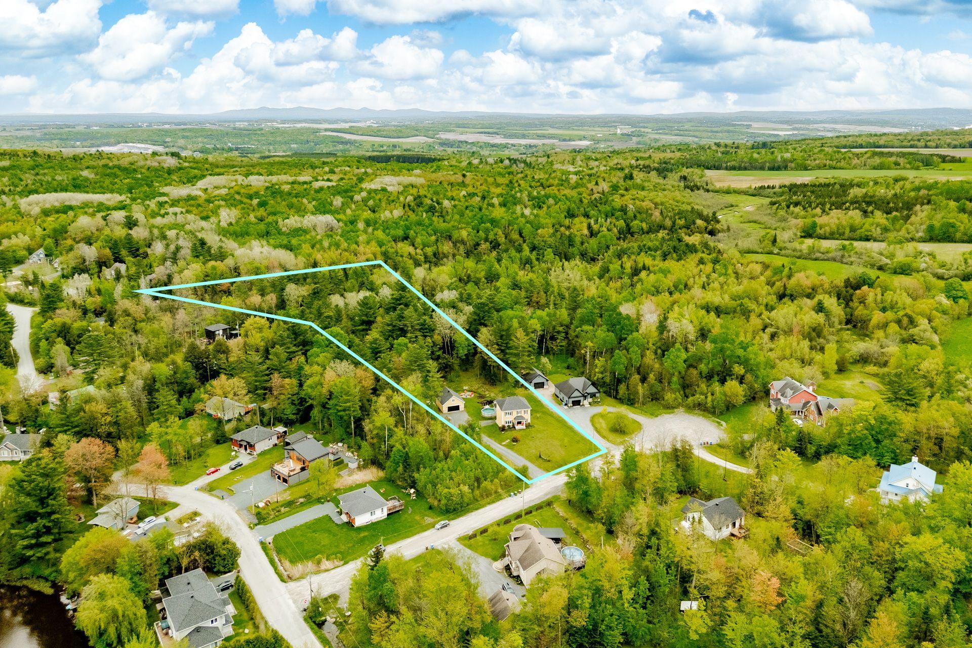 









11


Rue des Mésanges

,
Saint-François-Xavier-de-Brompton,




QC
J0B2V0

