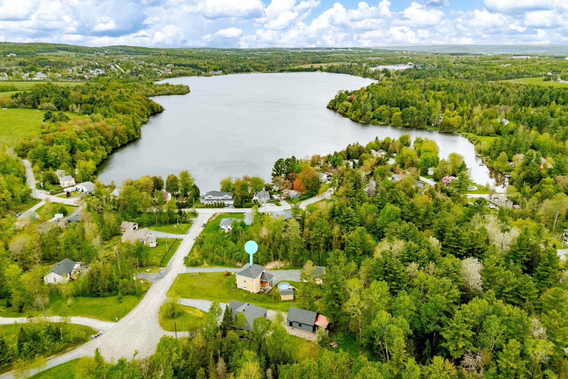 









11


Rue des Mésanges

,
Saint-François-Xavier-de-Brompton,




QC
J0B2V0

