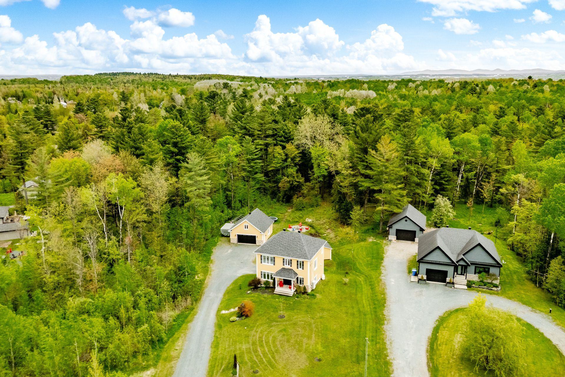









11


Rue des Mésanges

,
Saint-François-Xavier-de-Brompton,




QC
J0B2V0

