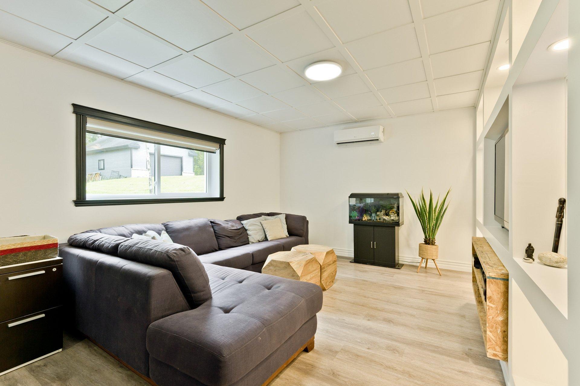 









11


Rue des Mésanges

,
Saint-François-Xavier-de-Brompton,




QC
J0B2V0

