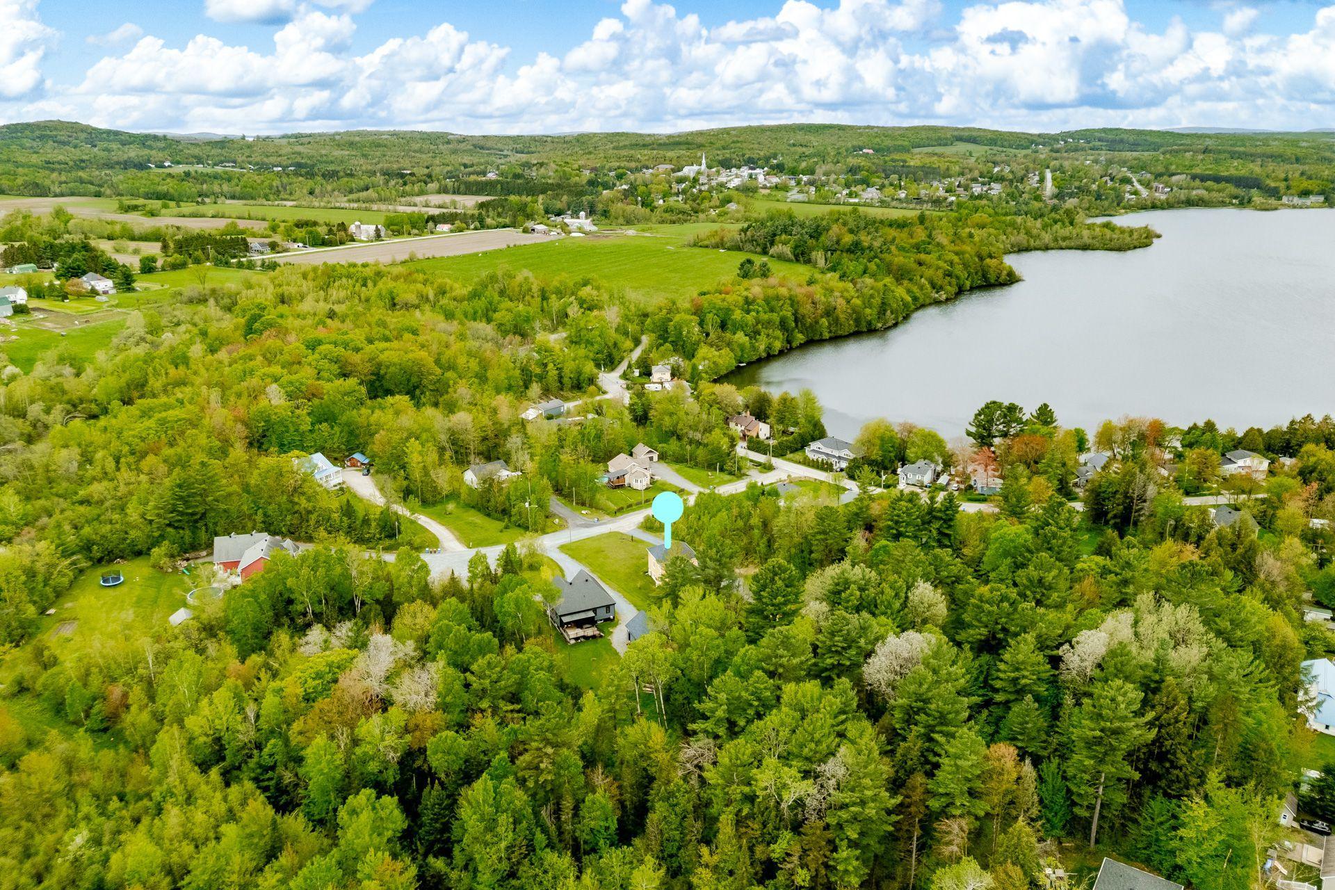 









11


Rue des Mésanges

,
Saint-François-Xavier-de-Brompton,




QC
J0B2V0

