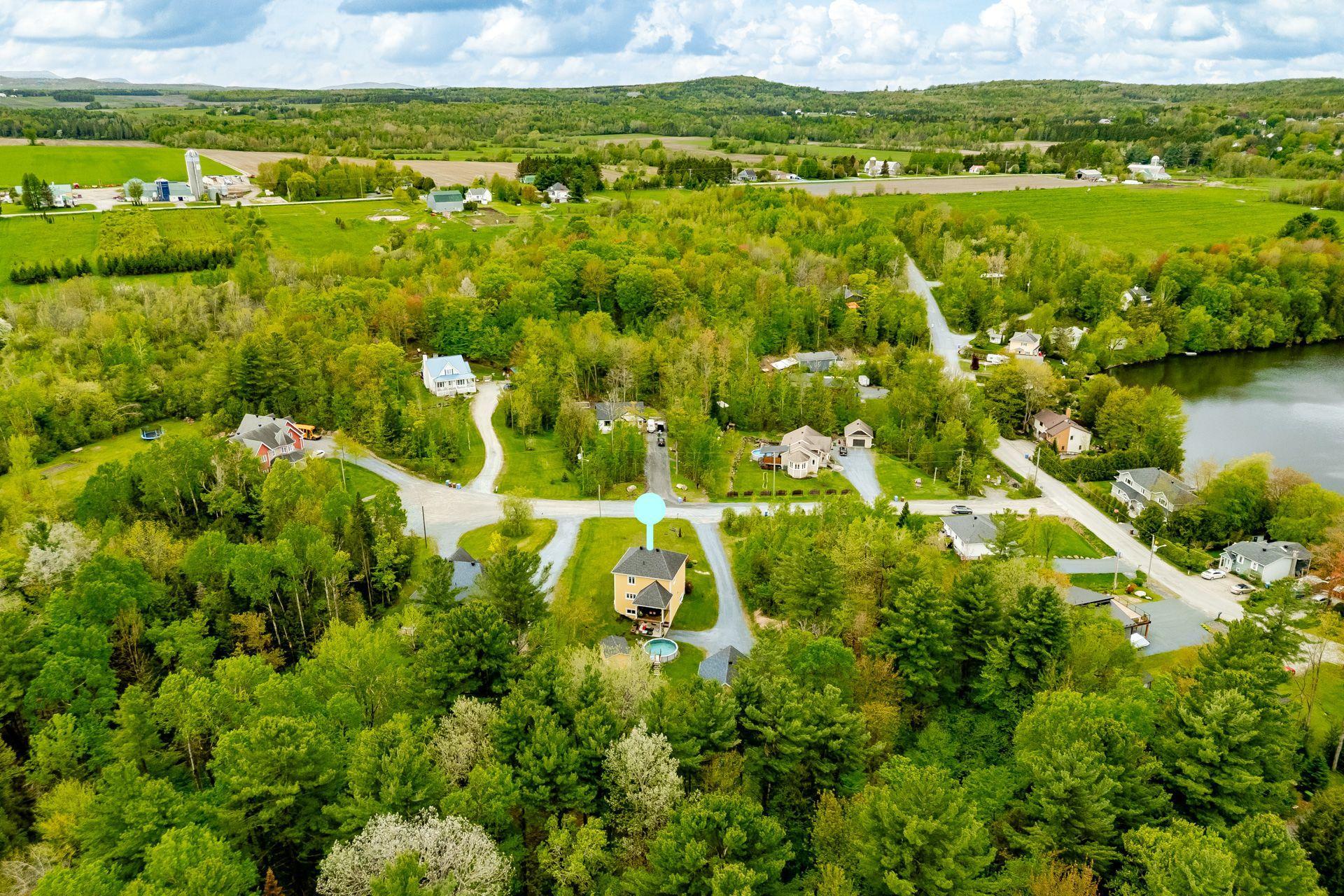 









11


Rue des Mésanges

,
Saint-François-Xavier-de-Brompton,




QC
J0B2V0


