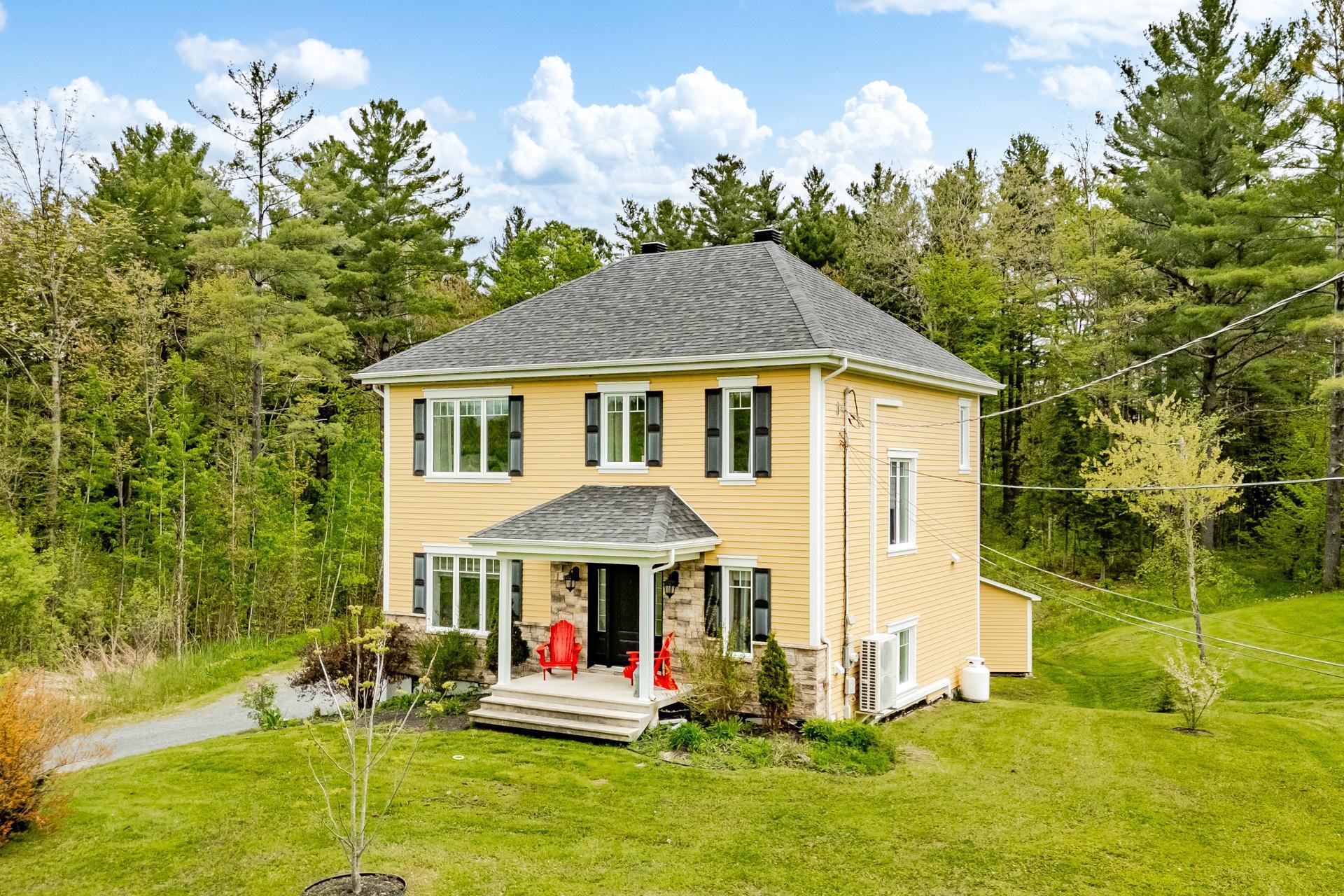 









11


Rue des Mésanges

,
Saint-François-Xavier-de-Brompton,




QC
J0B2V0

