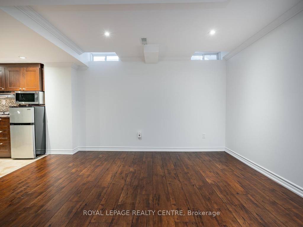 









2418


Baintree

Crescent,
Oakville,




ON
L6M 4W9

