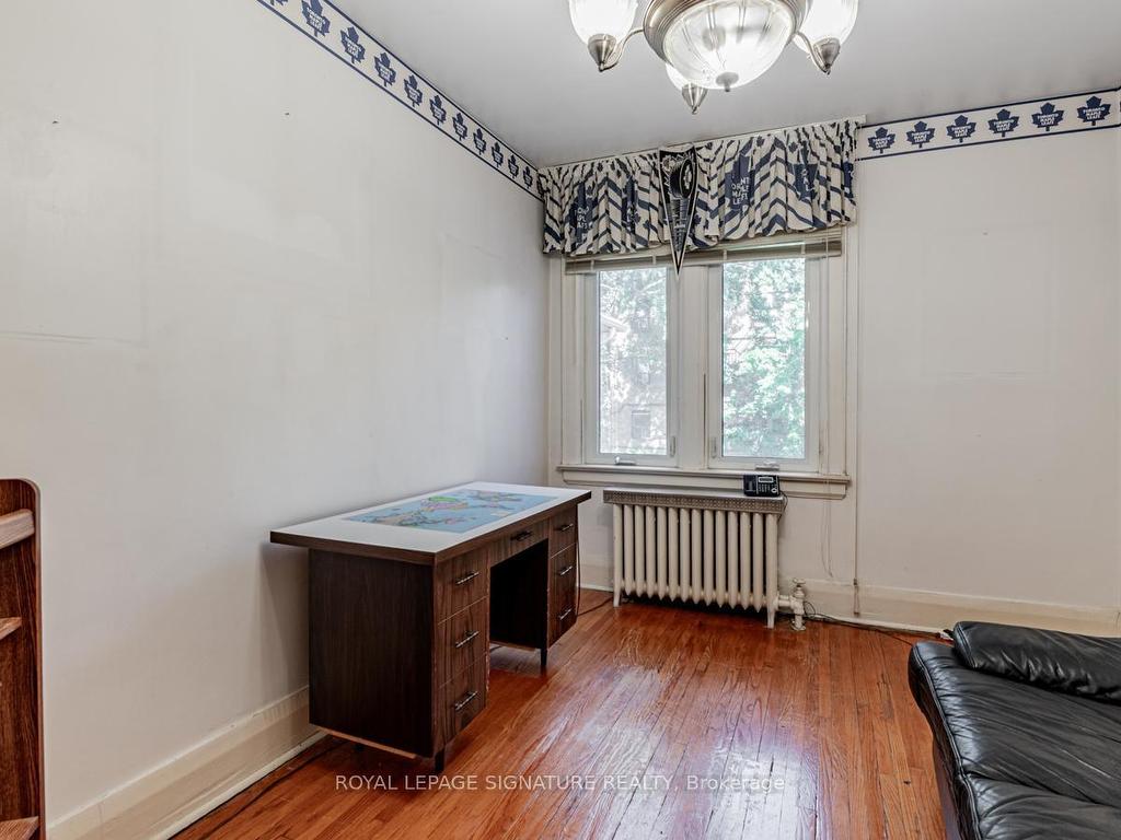 









55


Pinewood

Avenue,
Toronto,




ON
M6C 2V2

