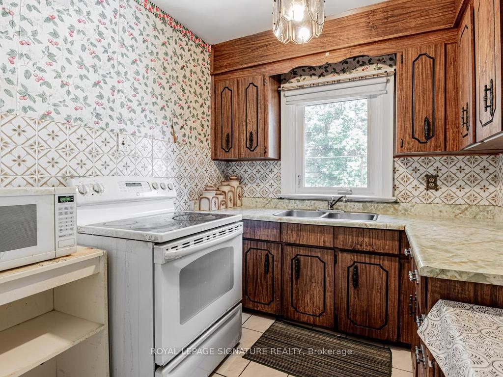 









55


Pinewood

Avenue,
Toronto,




ON
M6C 2V2

