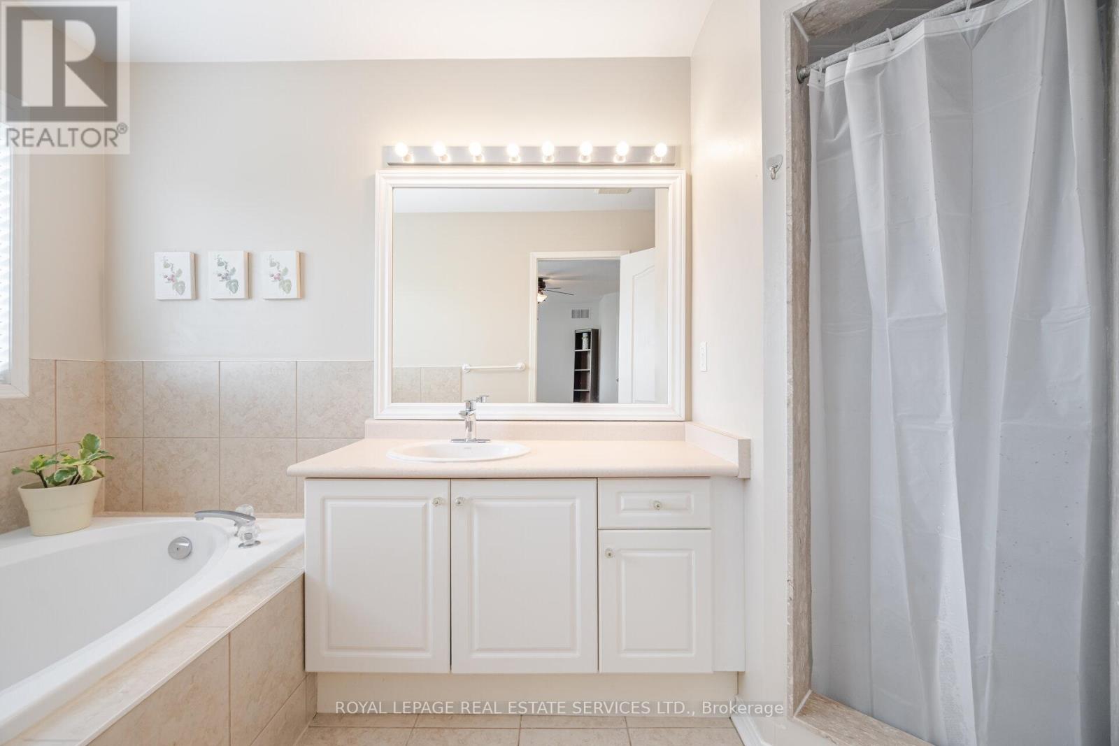 












3896 BLOOMINGTON CRESCENT

,
Mississauga,




Ontario
L5M7H4

