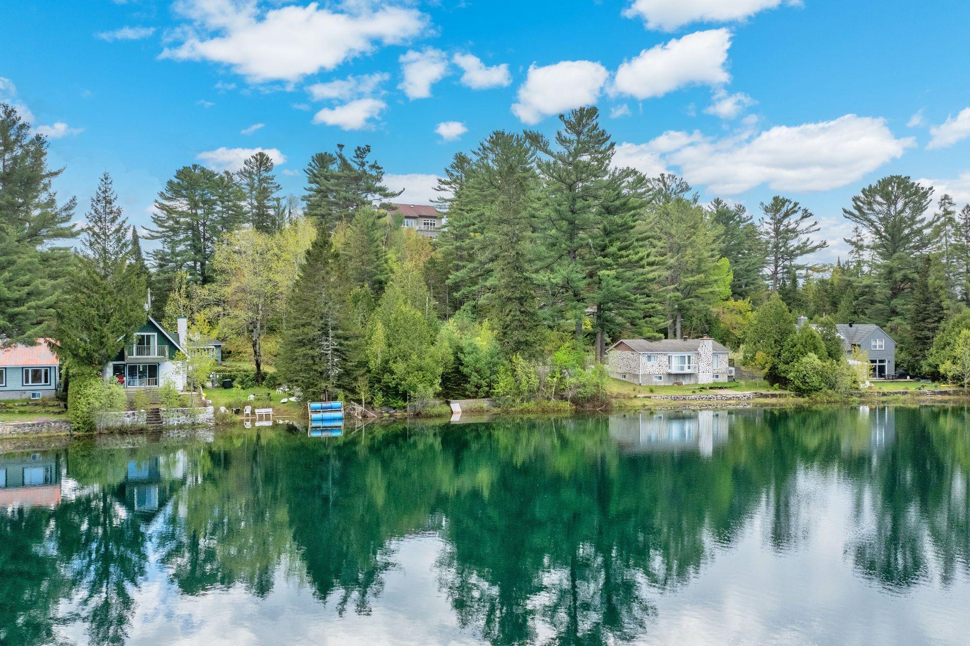 









851


Rue du Tour-du-Lac

,
Val-David,







QC
J0T2N0

