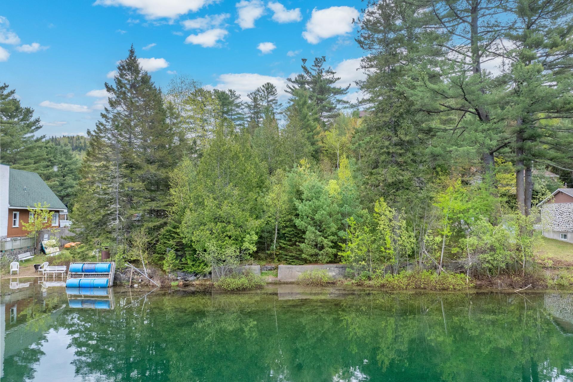 









851


Rue du Tour-du-Lac

,
Val-David,







QC
J0T2N0

