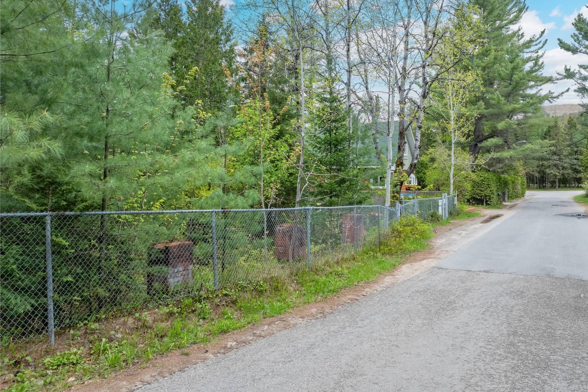 









851


Rue du Tour-du-Lac

,
Val-David,







QC
J0T2N0

