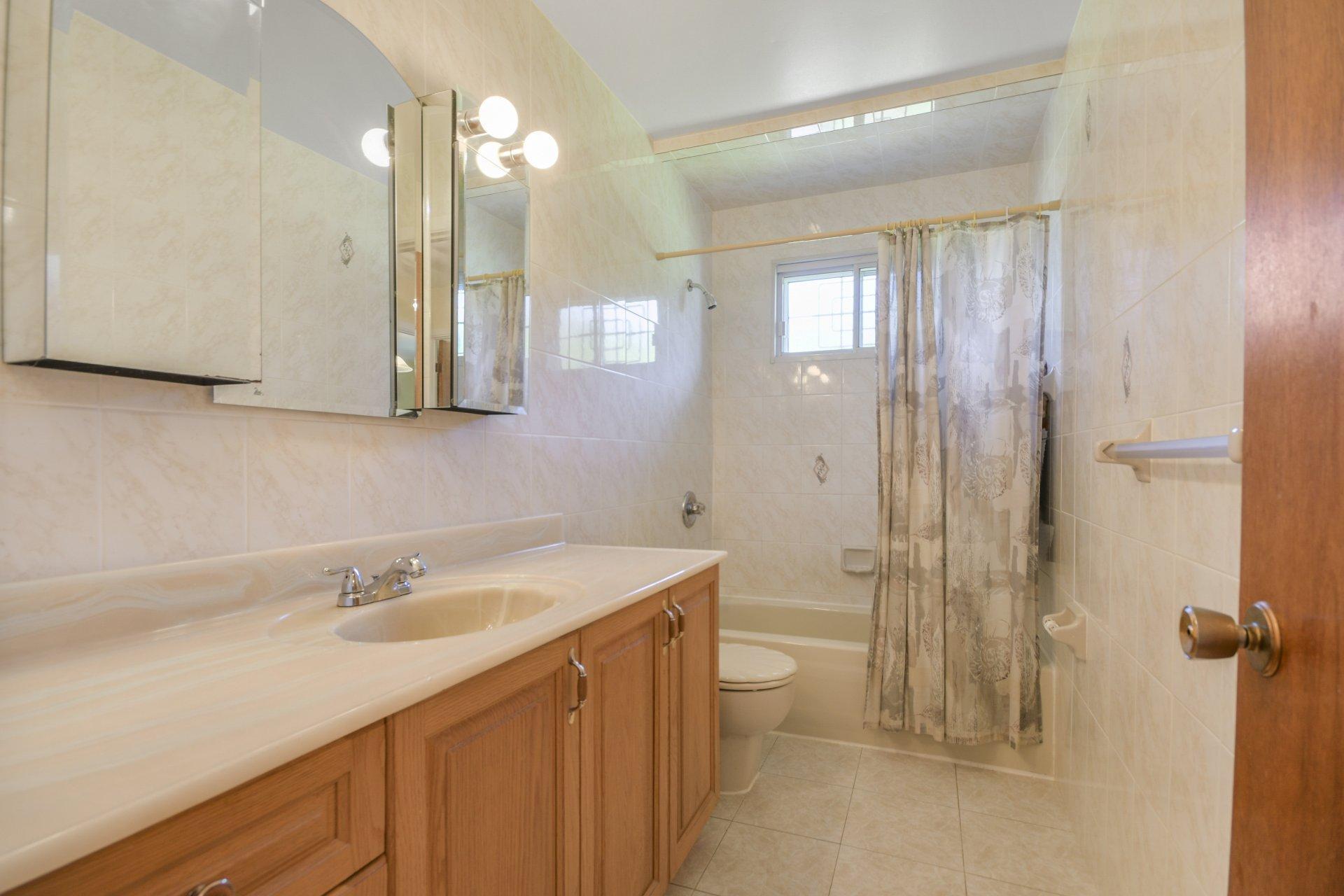 









321


Rue de Bourges

,
Laval (Laval-des-Rapides),




QC
H7N1H1


