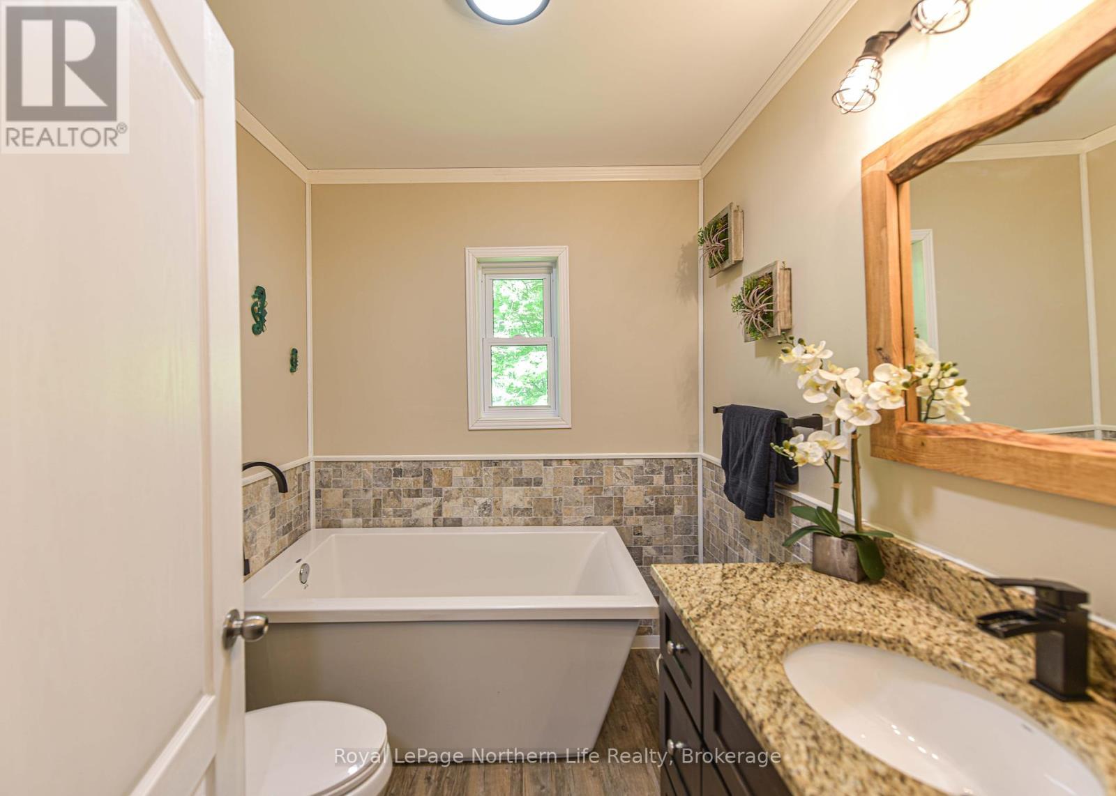 












1028 CARLYON LINE

,
Severn,




Ontario
L3V0W8

