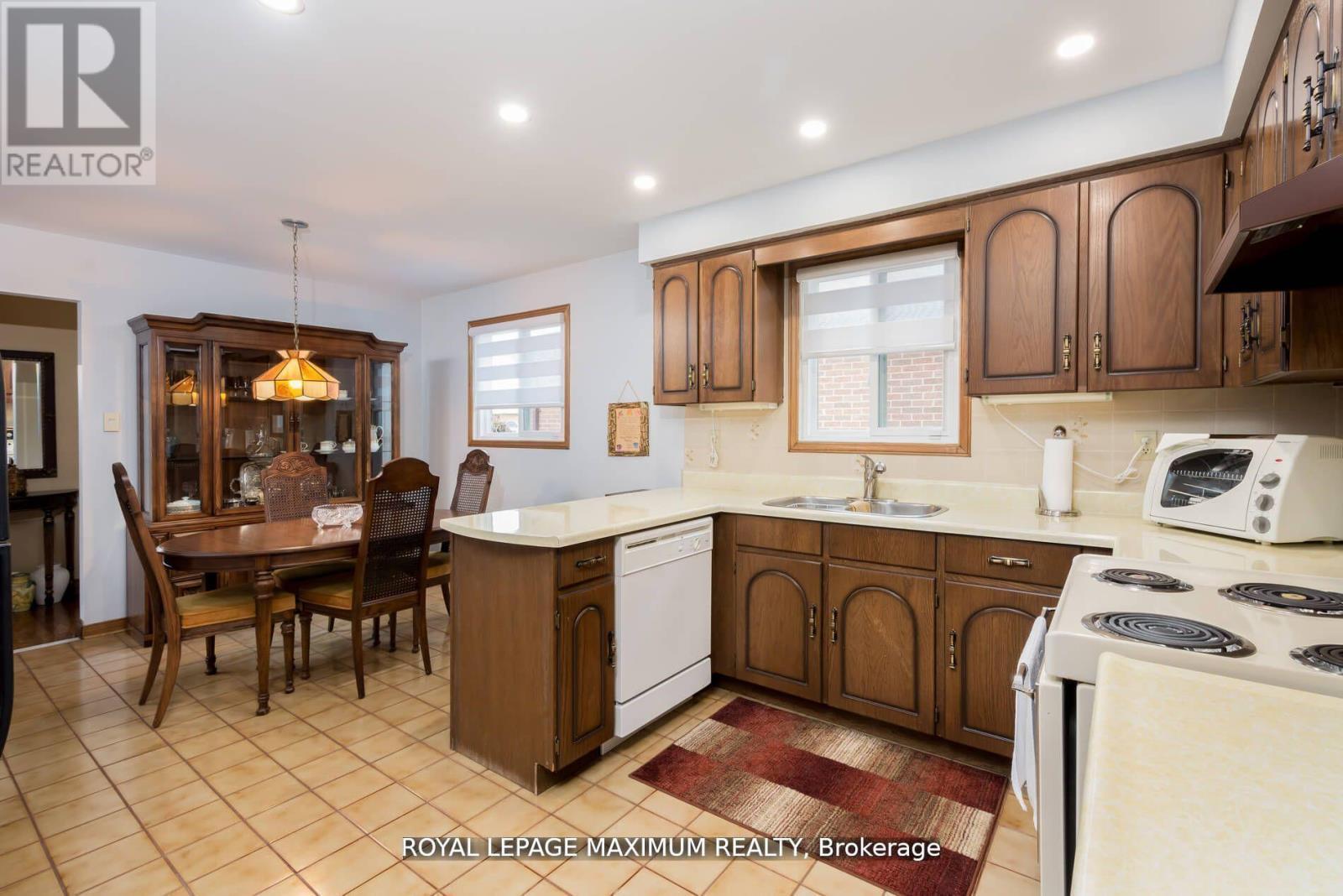 












44 FLAGSTICK COURT

,
Toronto,




Ontario
M3J3B8

