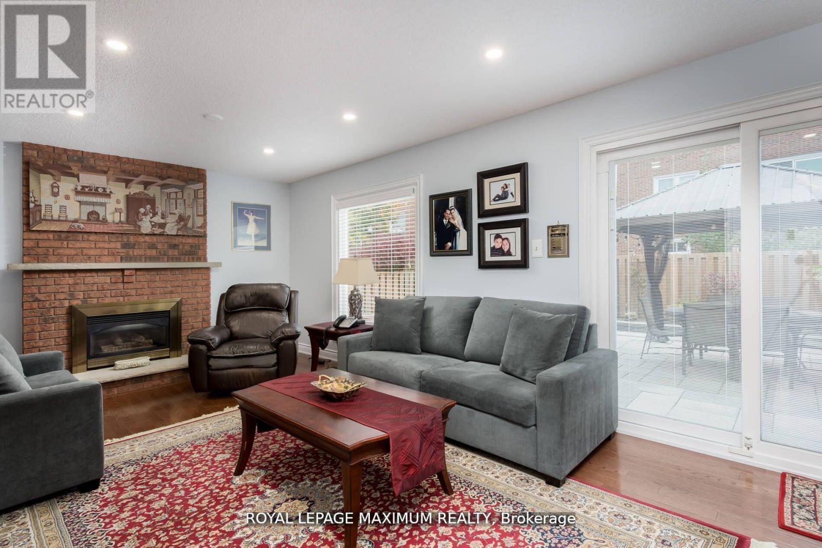 












44 FLAGSTICK COURT

,
Toronto,




Ontario
M3J3B8

