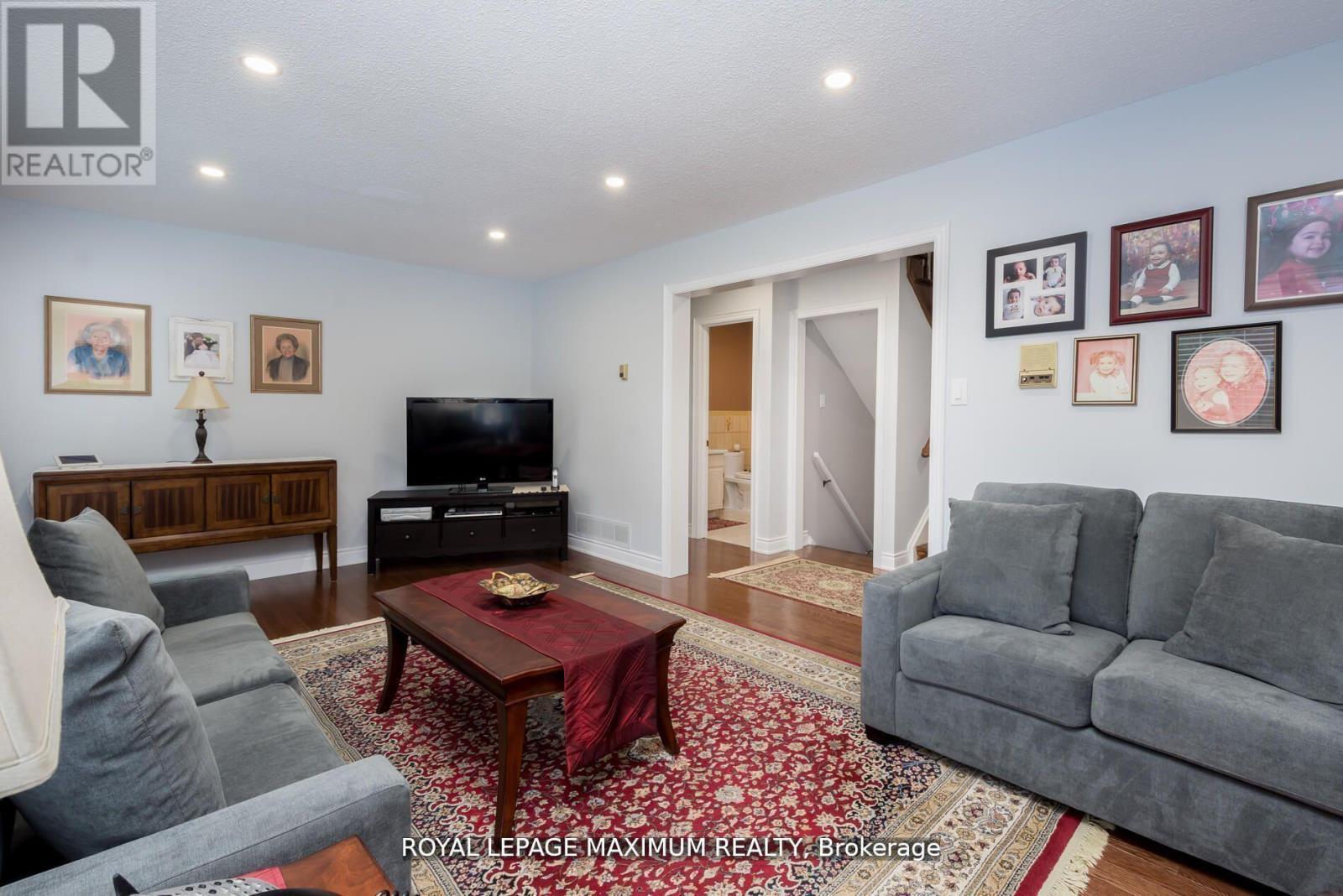 












44 FLAGSTICK COURT

,
Toronto,




Ontario
M3J3B8

