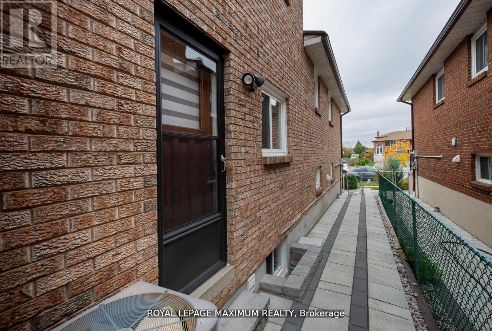 












44 FLAGSTICK COURT

,
Toronto,




Ontario
M3J3B8

