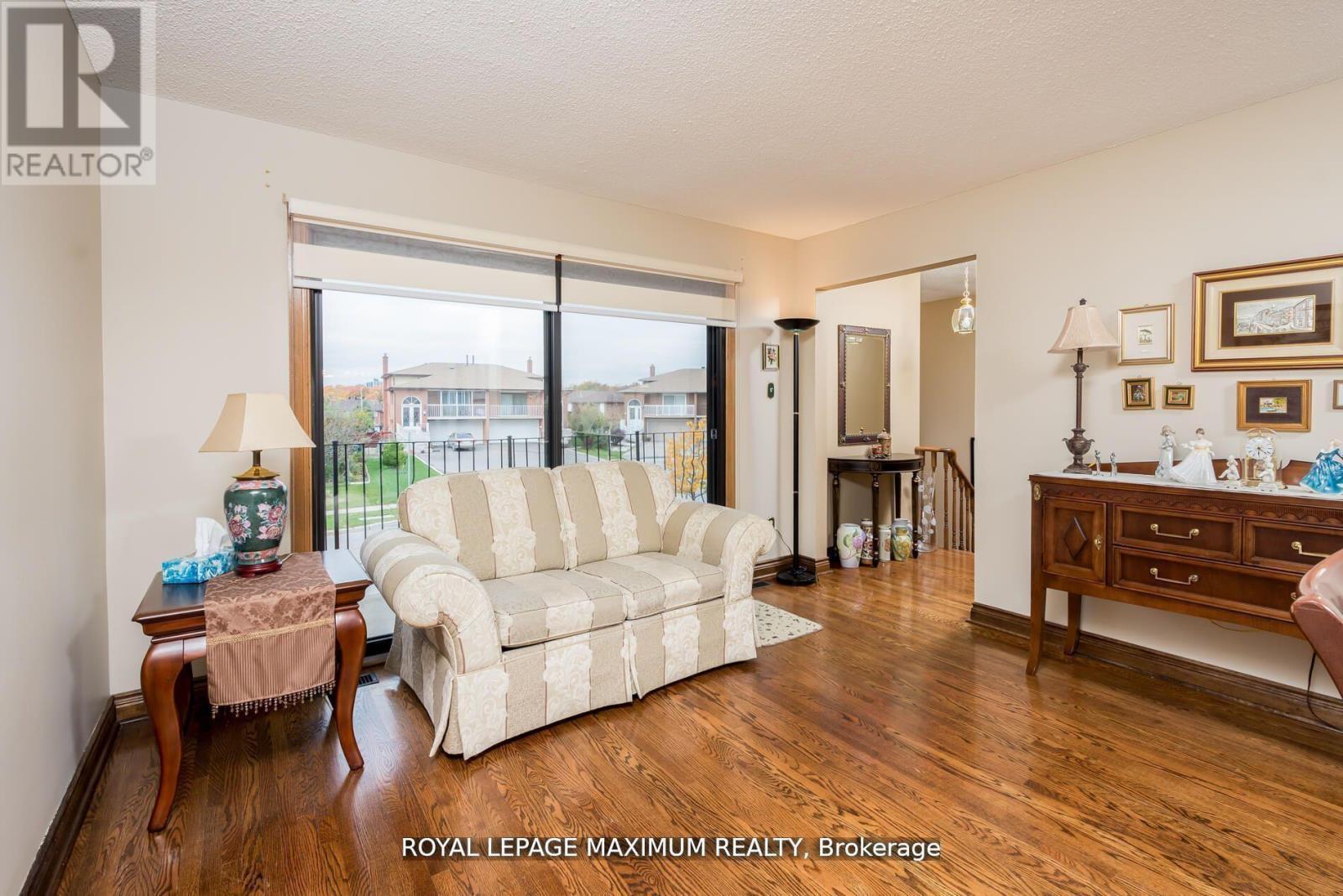 












44 FLAGSTICK COURT

,
Toronto,




Ontario
M3J3B8

