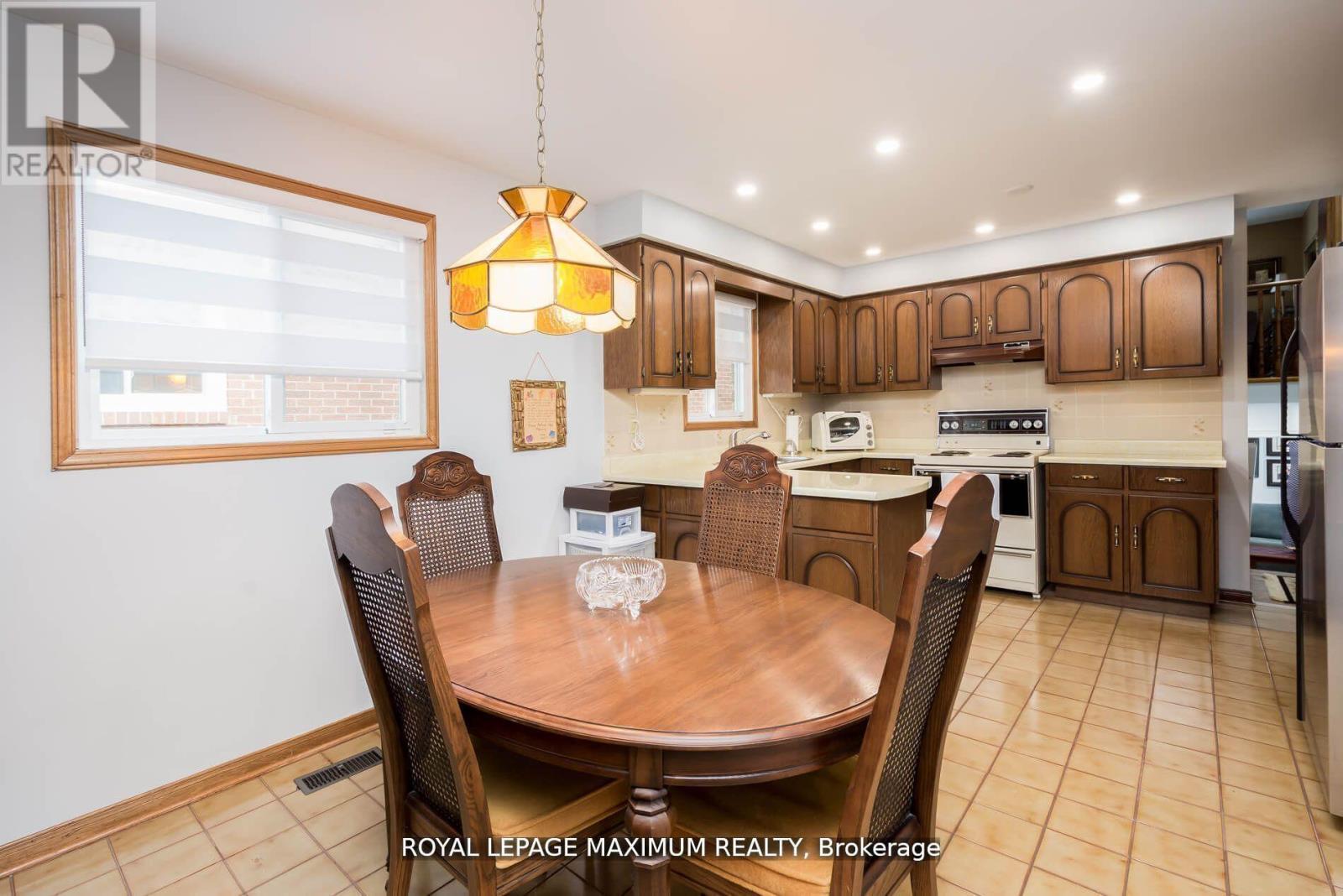 












44 FLAGSTICK COURT

,
Toronto,




Ontario
M3J3B8

