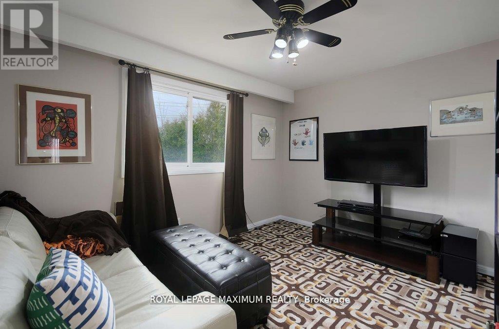 












11 FAIRCHILD AVENUE

,
Toronto,




Ontario
M2M1T5

