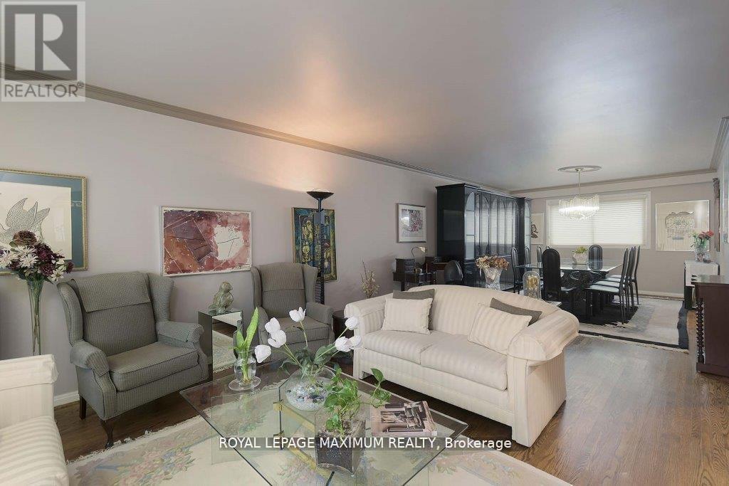 












11 FAIRCHILD AVENUE

,
Toronto,




Ontario
M2M1T5


