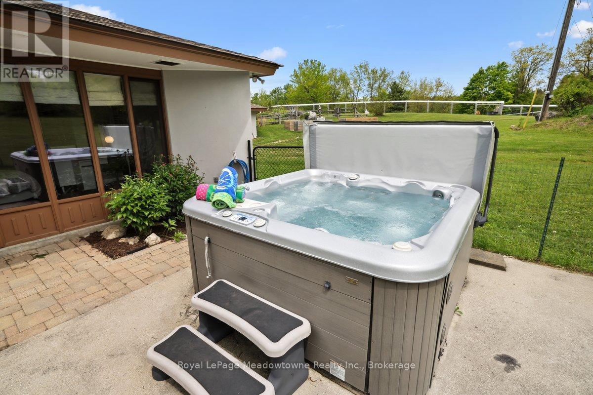 












10632 FIFTH LINE

,
Milton (NA Rural Nassagaweya),




Ontario
N0B2K0


