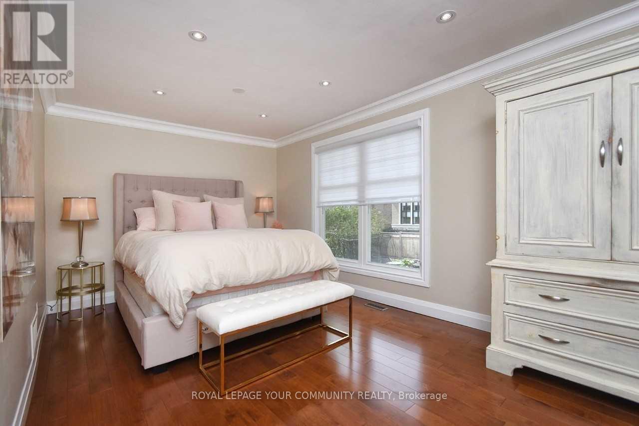 












202 WILLOWRIDGE COURT

,
Oakville,




Ontario
L6L5J2

