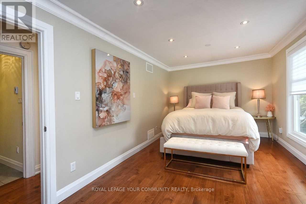 












202 WILLOWRIDGE COURT

,
Oakville,




Ontario
L6L5J2

