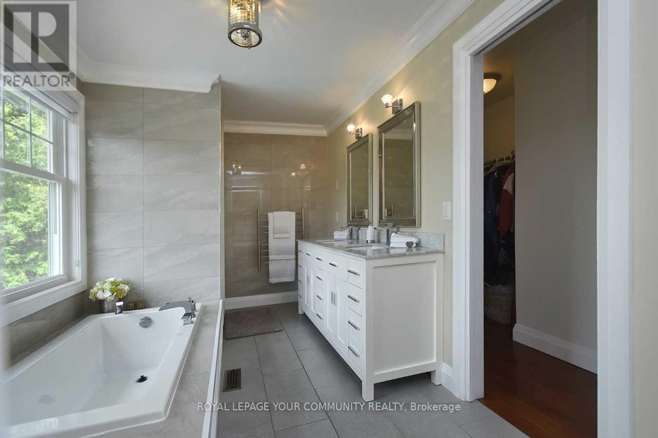 












202 WILLOWRIDGE COURT

,
Oakville,




Ontario
L6L5J2

