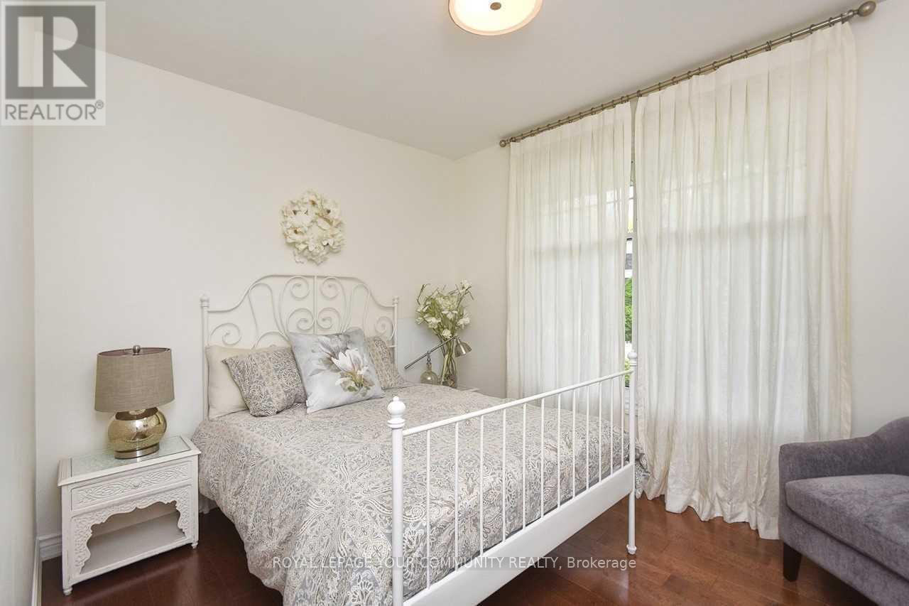 












202 WILLOWRIDGE COURT

,
Oakville,




Ontario
L6L5J2


