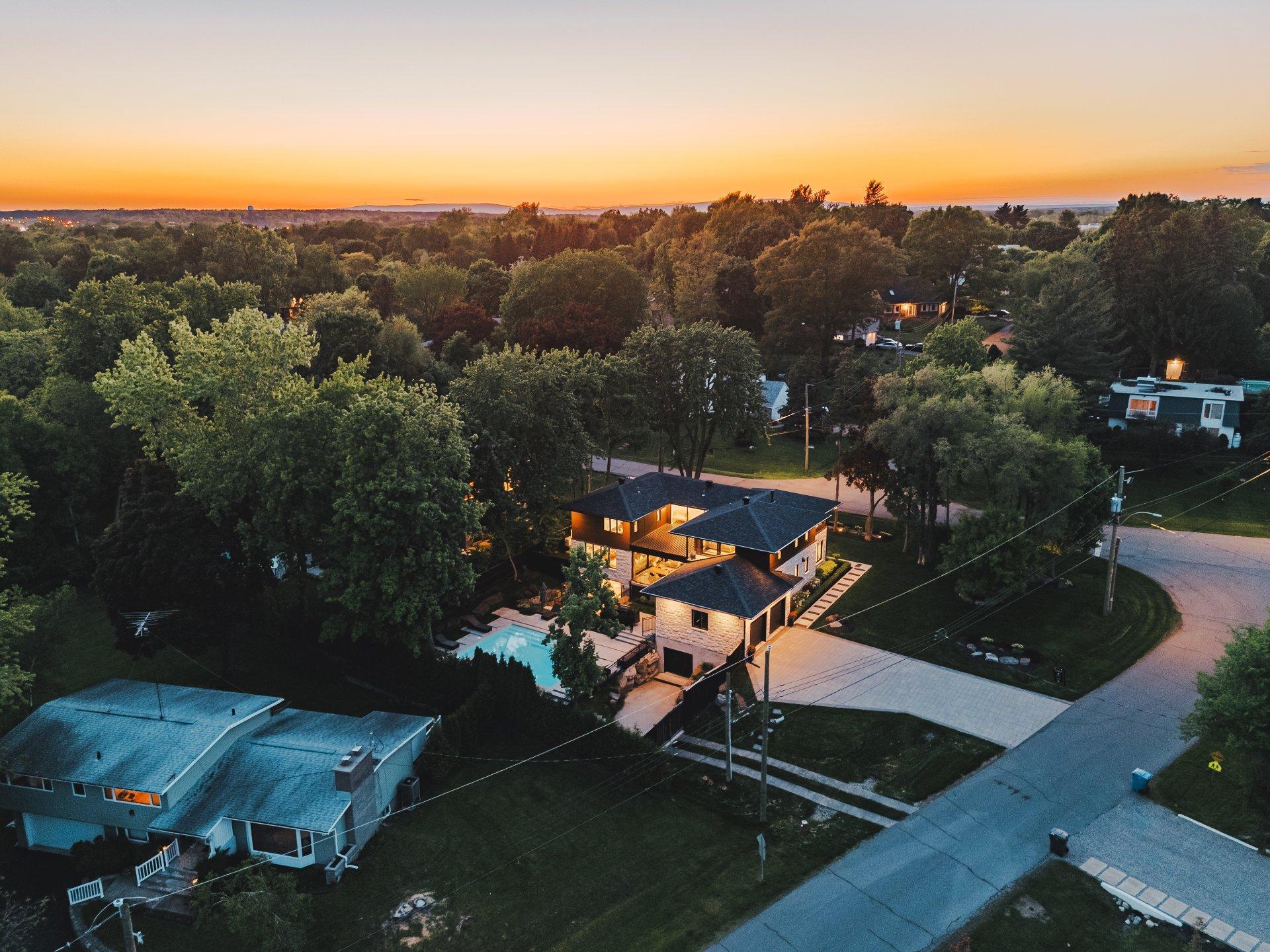 









218


Rue Oakridge

,
Baie-d'Urfé,




QC
H9X2N4

