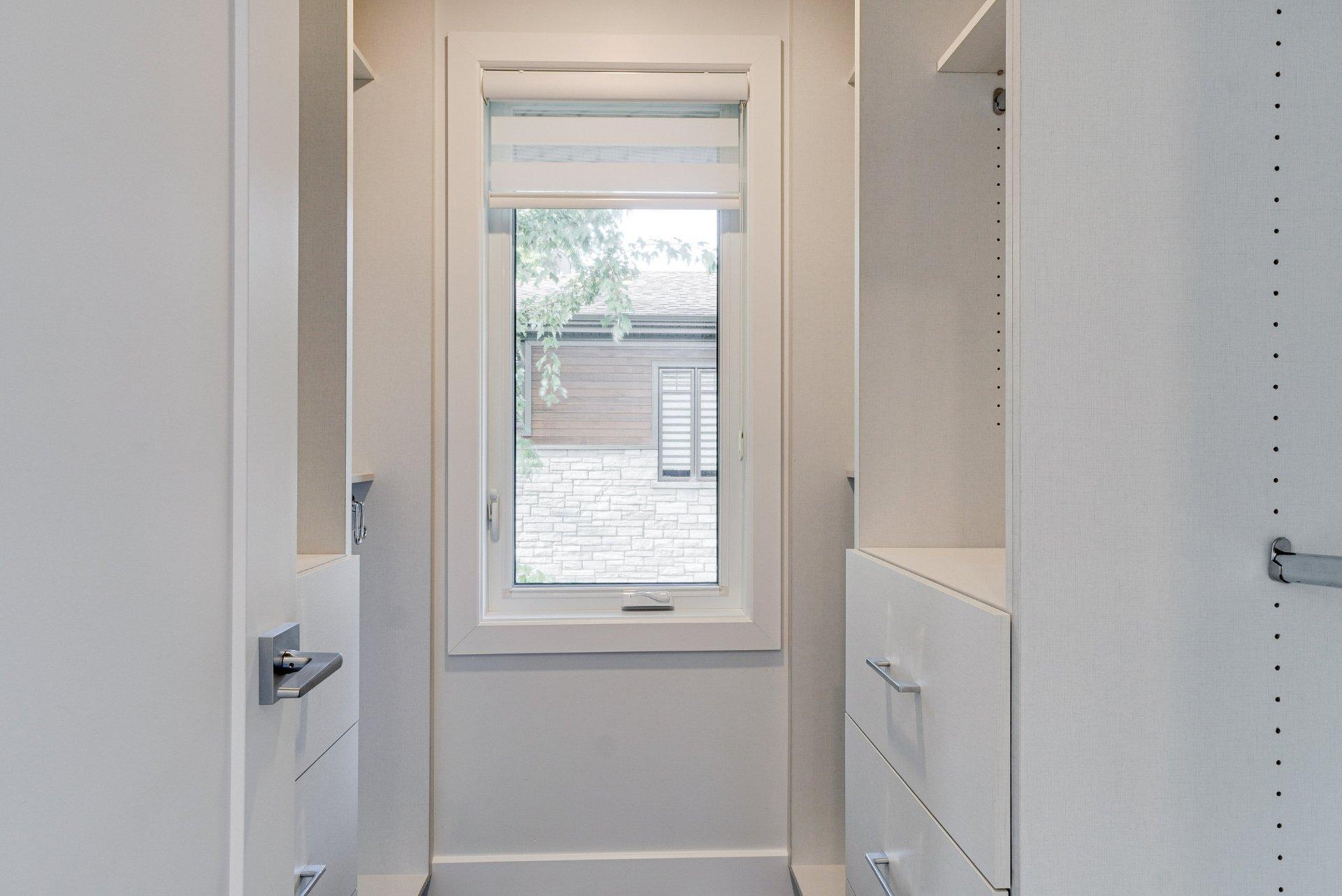 









218


Rue Oakridge

,
Baie-d'Urfé,




QC
H9X2N4

