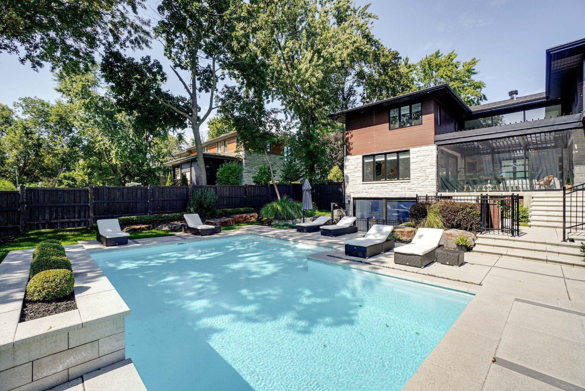 









218


Rue Oakridge

,
Baie-d'Urfé,




QC
H9X2N4

