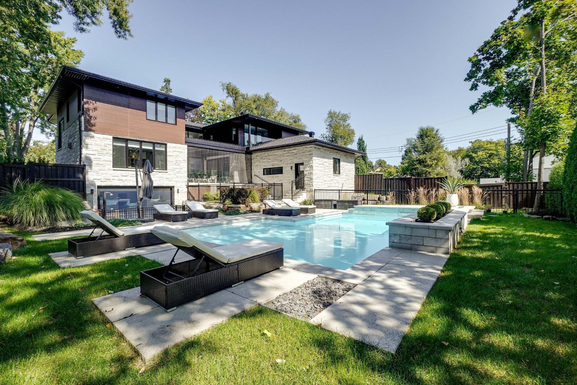 









218


Rue Oakridge

,
Baie-d'Urfé,




QC
H9X2N4

