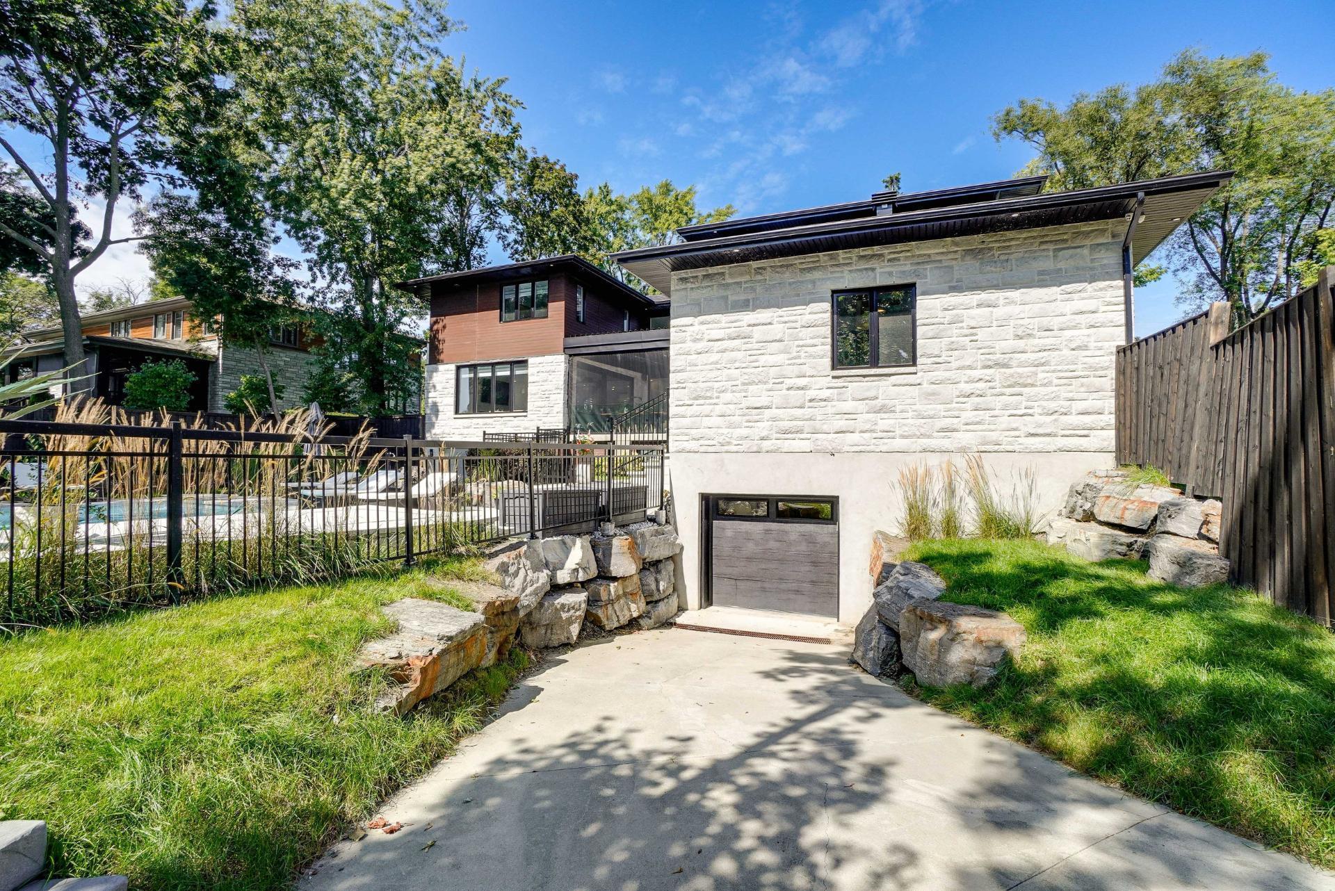 









218


Rue Oakridge

,
Baie-d'Urfé,




QC
H9X2N4

