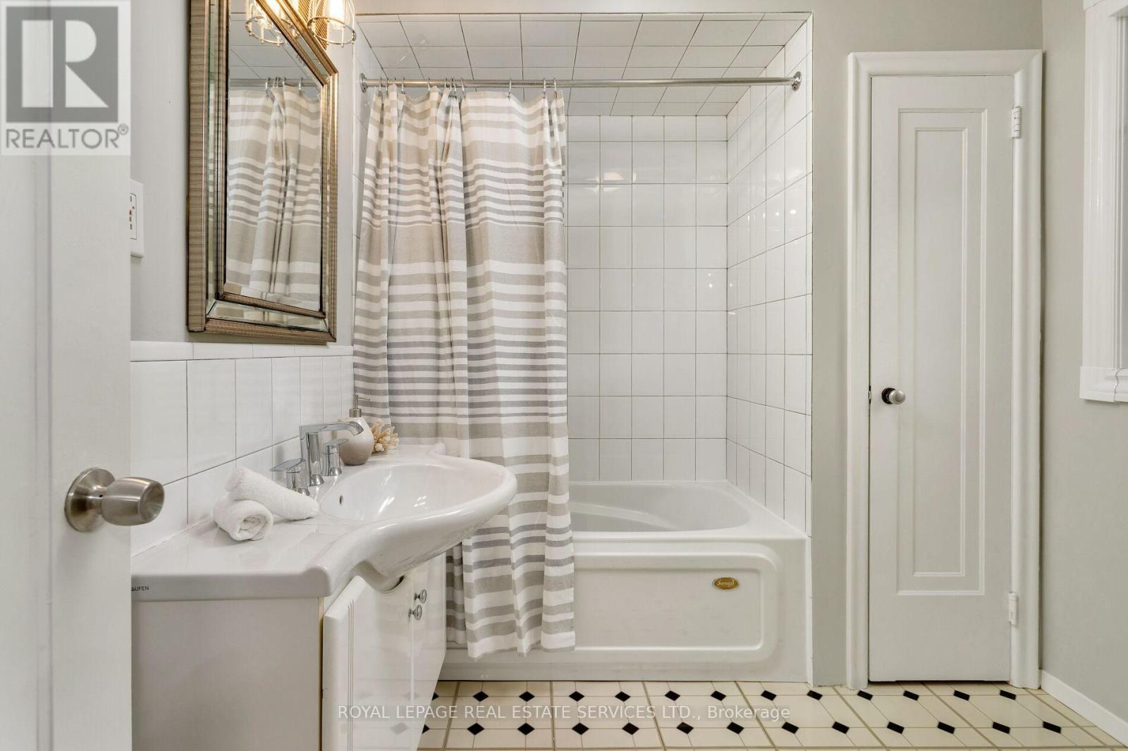 












246 BERRY ROAD

,
Toronto,




Ontario
M8Y1X9

