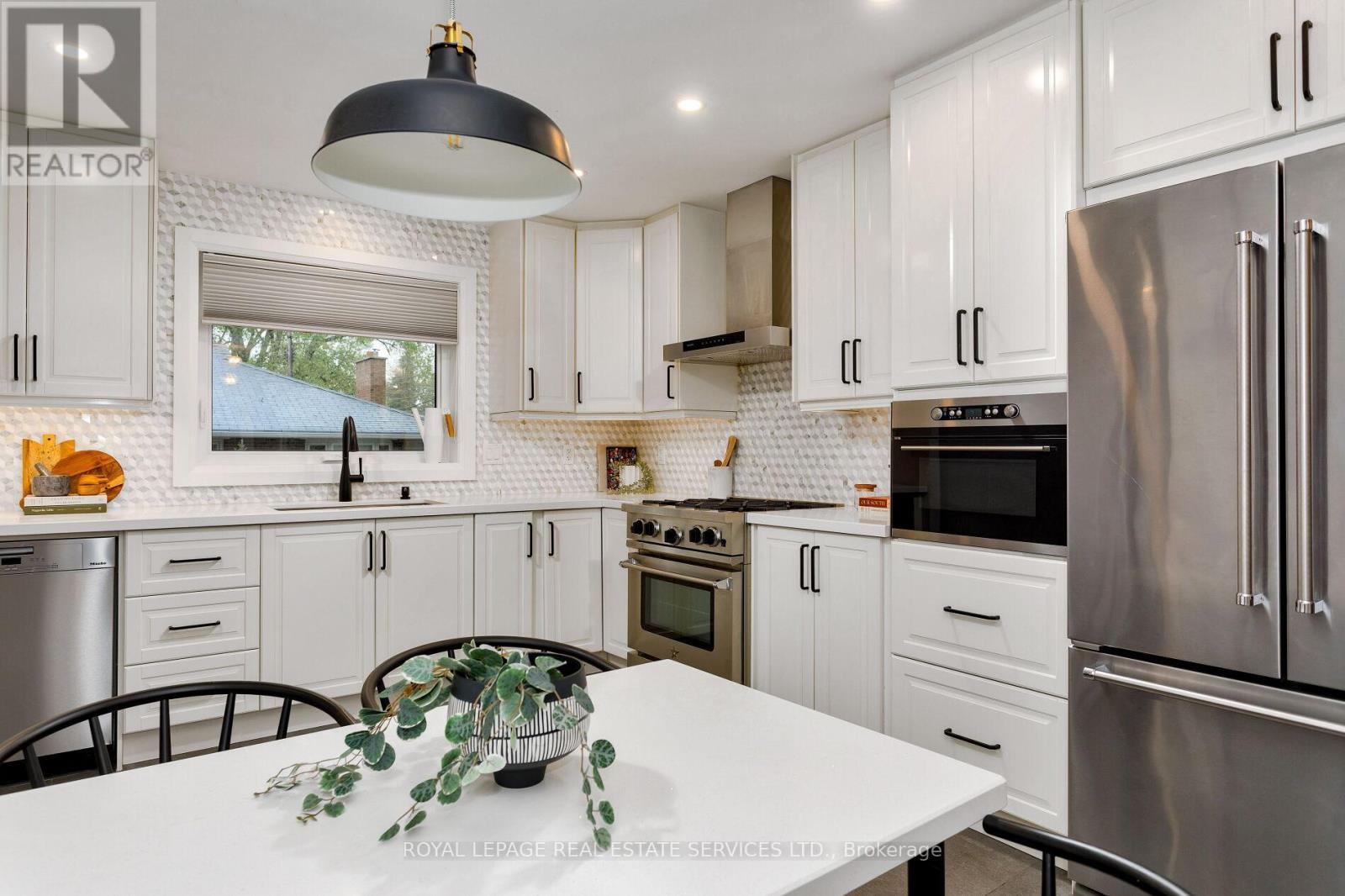 












246 BERRY ROAD

,
Toronto,




Ontario
M8Y1X9

