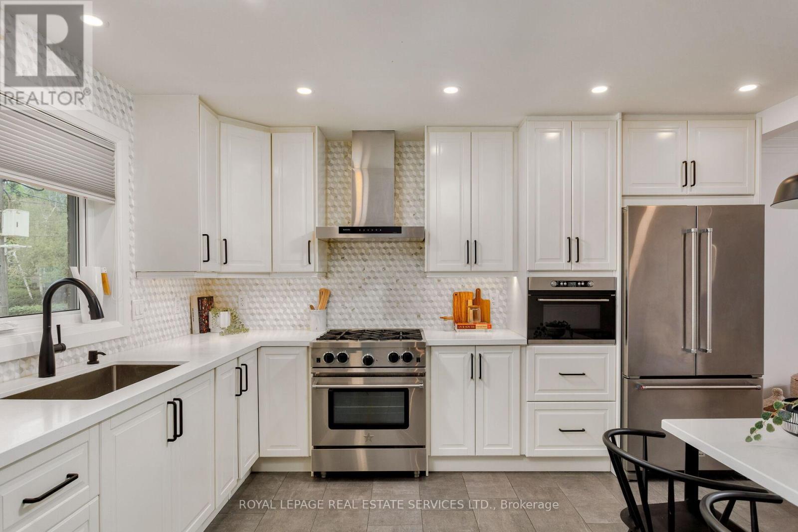 












246 BERRY ROAD

,
Toronto,




Ontario
M8Y1X9

