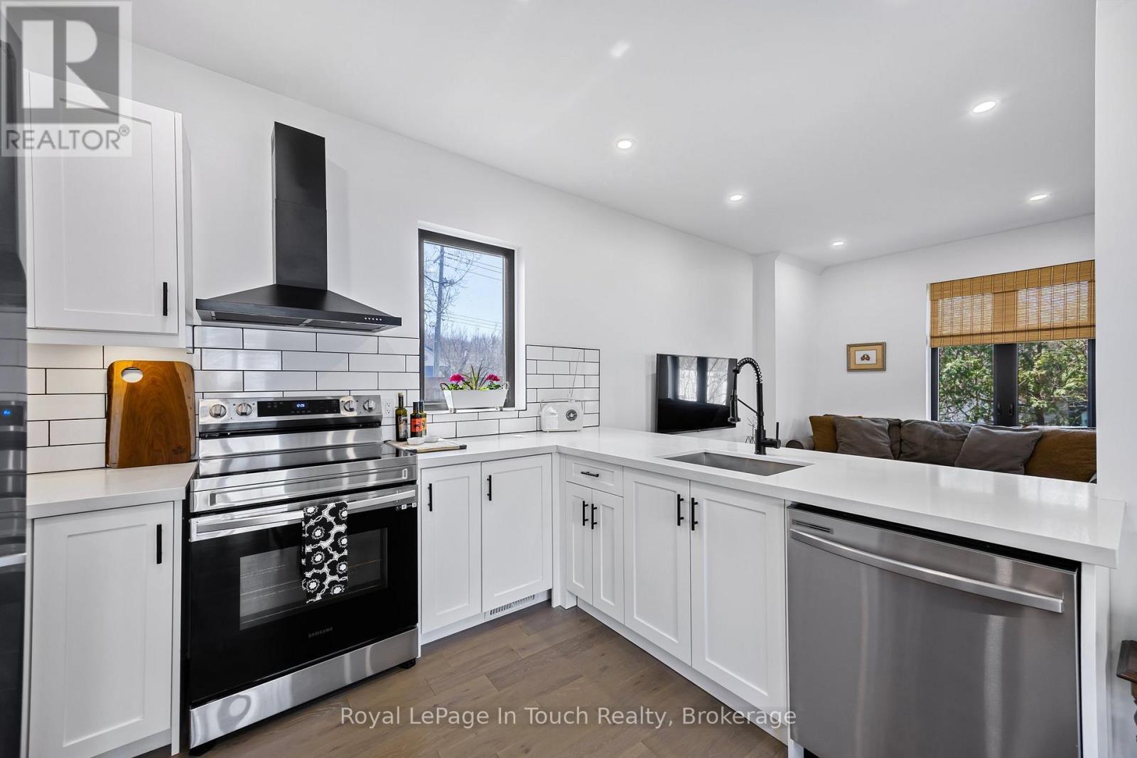 












381 OLIVE STREET

,
Midland,




Ontario
L4R2R4


