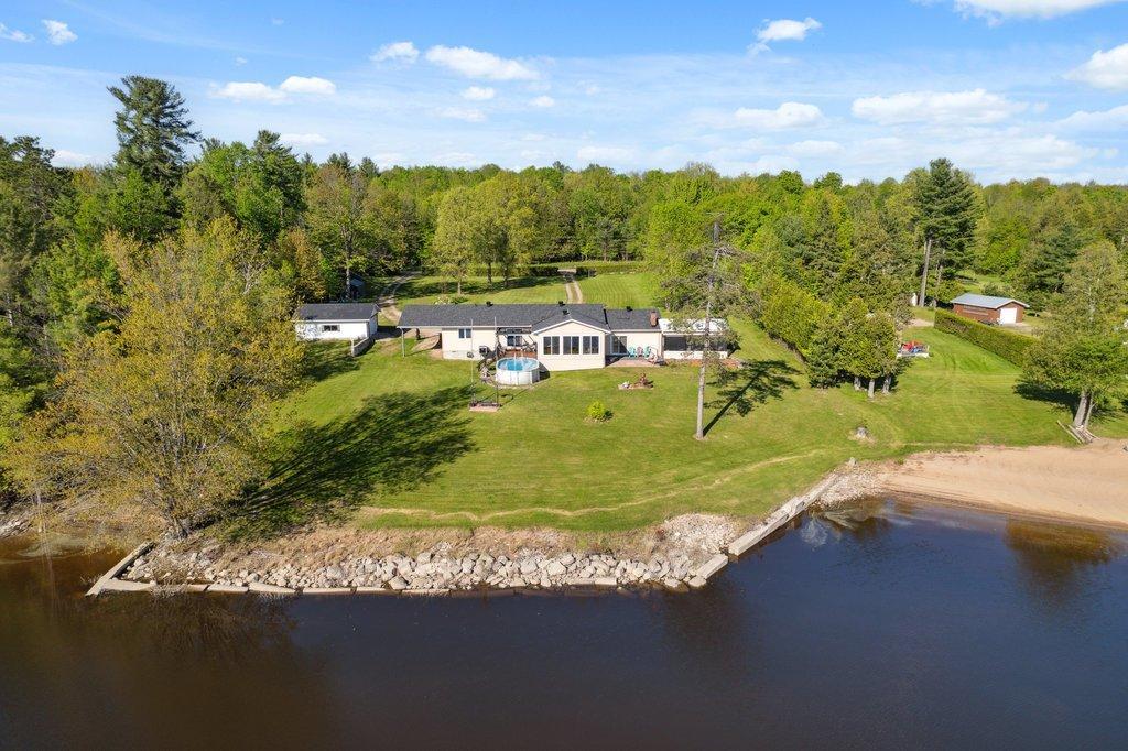 









1033


Ch. de la Culbute

,
L'Isle-aux-Allumettes,




QC
J0X1M0

