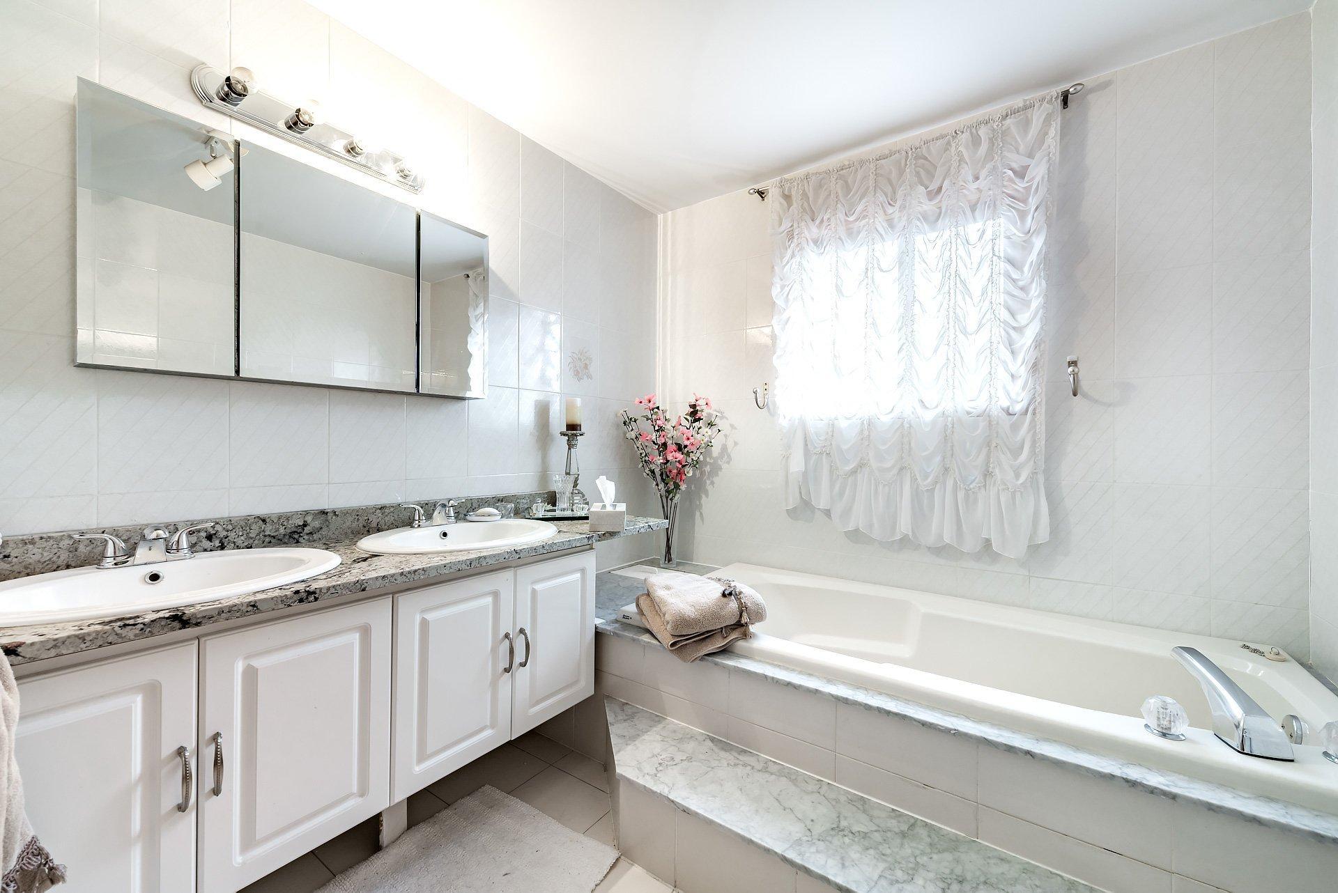 









263


Rue Montpellier

,
Dollard-des-Ormeaux,




QC
H9G3A7

