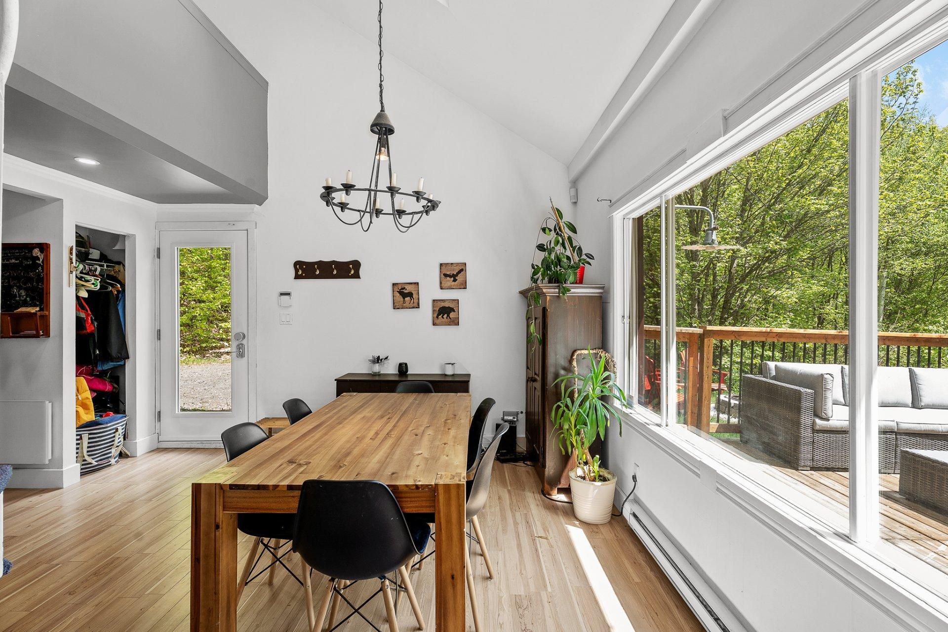 









215


Ch. des Marronniers

,
Saint-Adolphe-d'Howard,




QC
J0T2B0

