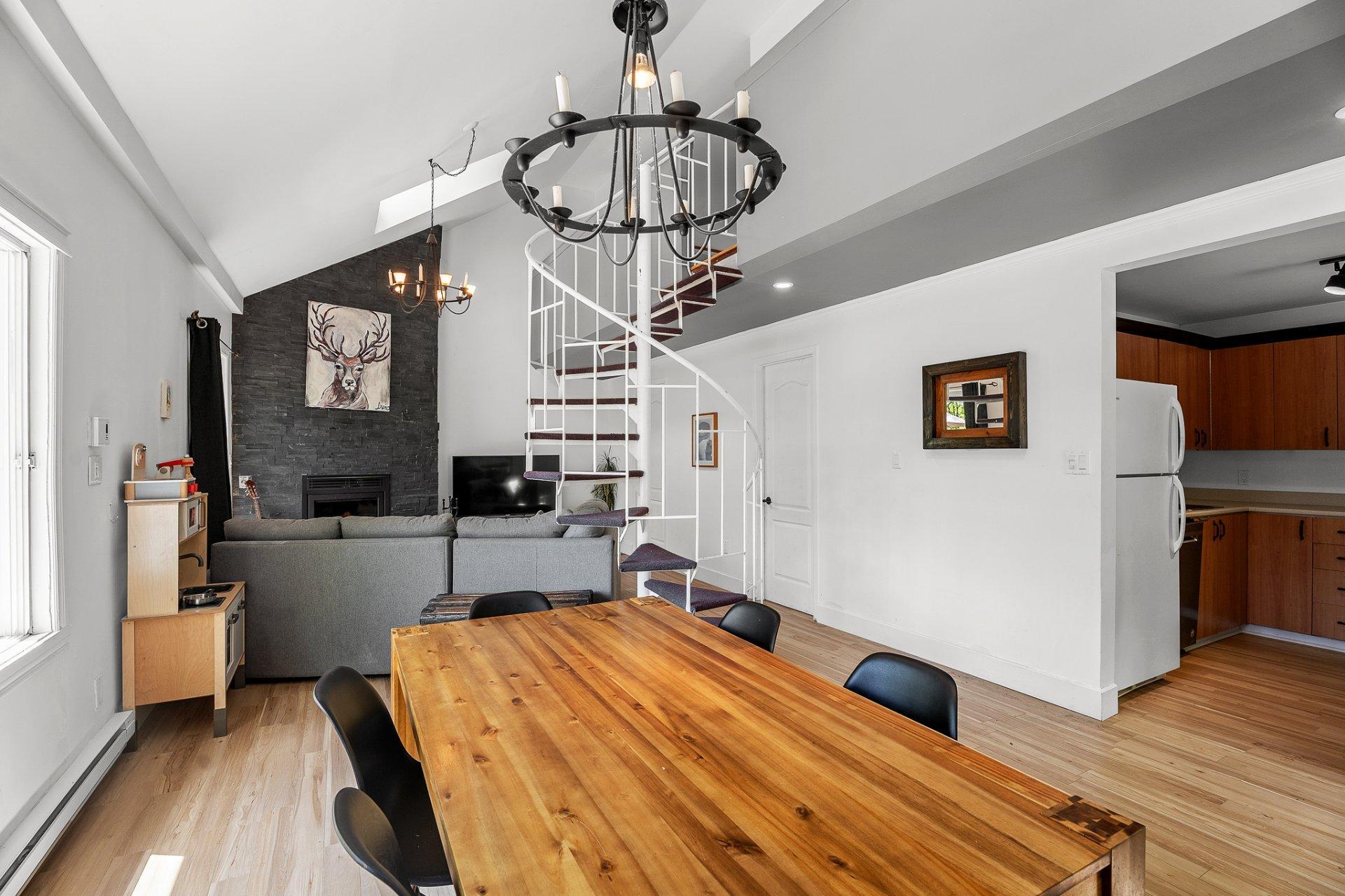 









215


Ch. des Marronniers

,
Saint-Adolphe-d'Howard,




QC
J0T2B0

