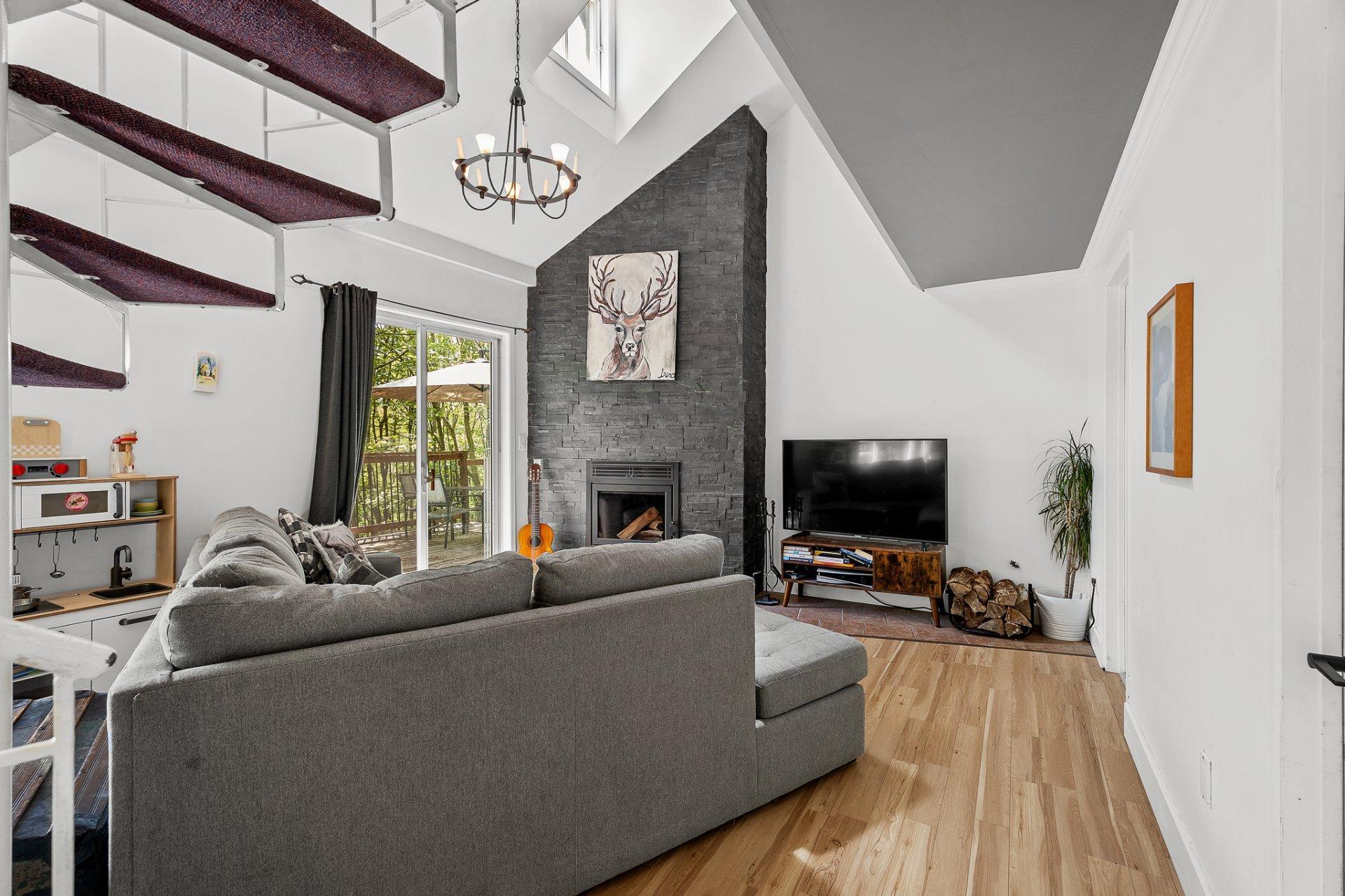 









215


Ch. des Marronniers

,
Saint-Adolphe-d'Howard,




QC
J0T2B0

