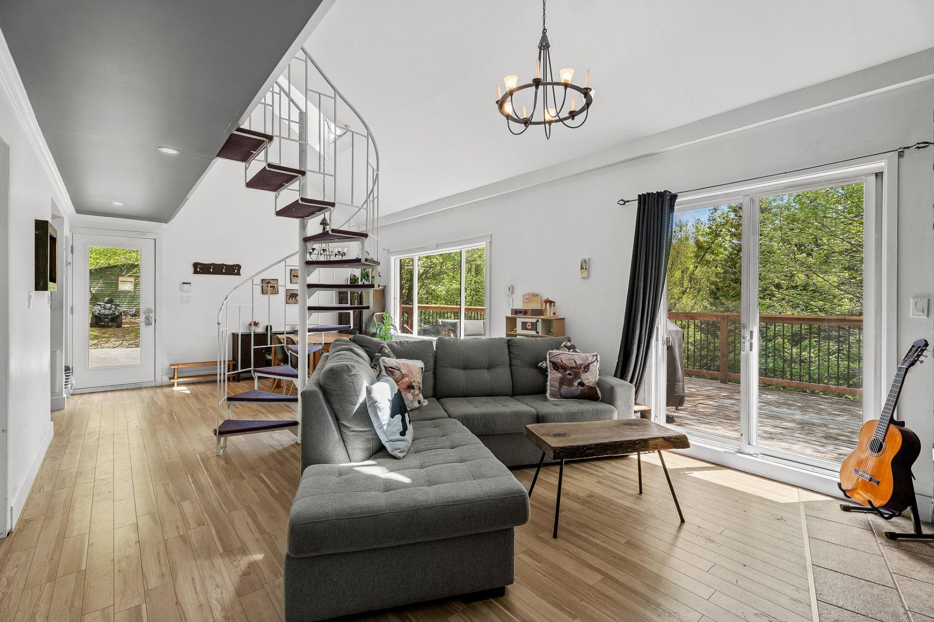 









215


Ch. des Marronniers

,
Saint-Adolphe-d'Howard,




QC
J0T2B0

