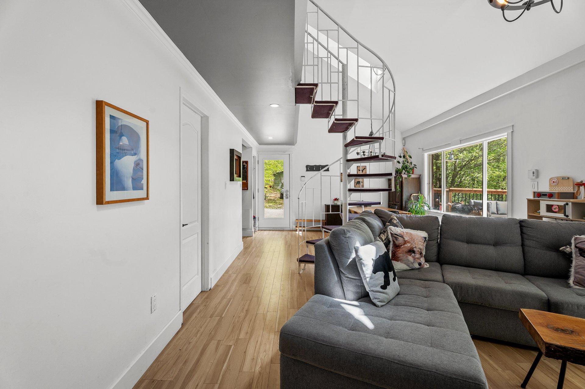 









215


Ch. des Marronniers

,
Saint-Adolphe-d'Howard,




QC
J0T2B0

