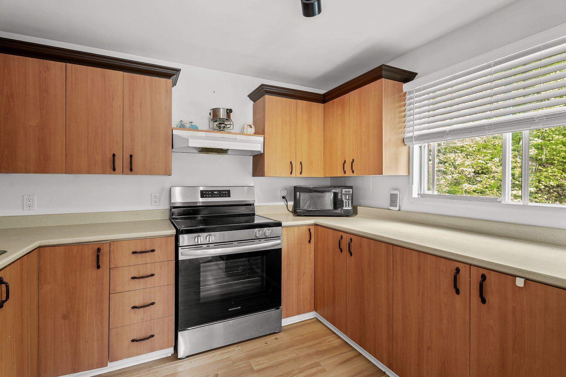 









215


Ch. des Marronniers

,
Saint-Adolphe-d'Howard,




QC
J0T2B0

