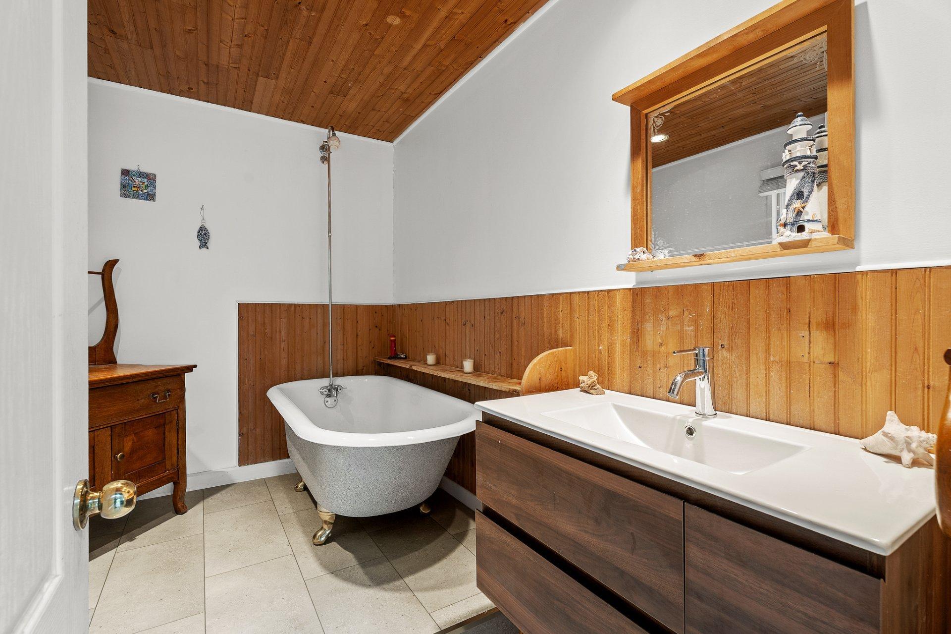 









215


Ch. des Marronniers

,
Saint-Adolphe-d'Howard,




QC
J0T2B0

