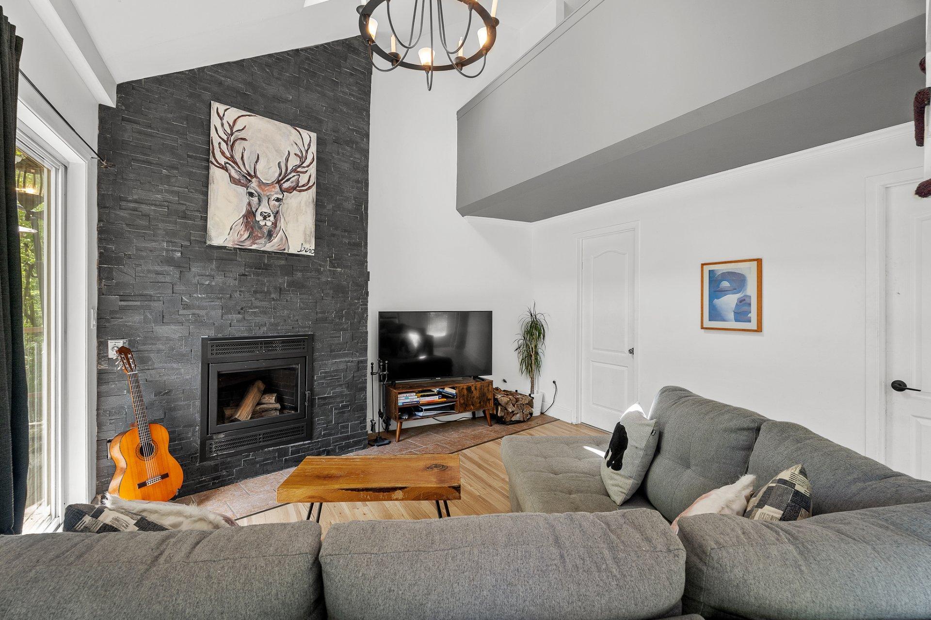 









215


Ch. des Marronniers

,
Saint-Adolphe-d'Howard,




QC
J0T2B0


