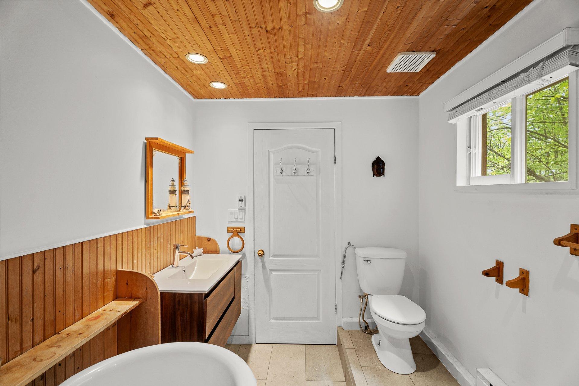 









215


Ch. des Marronniers

,
Saint-Adolphe-d'Howard,




QC
J0T2B0

