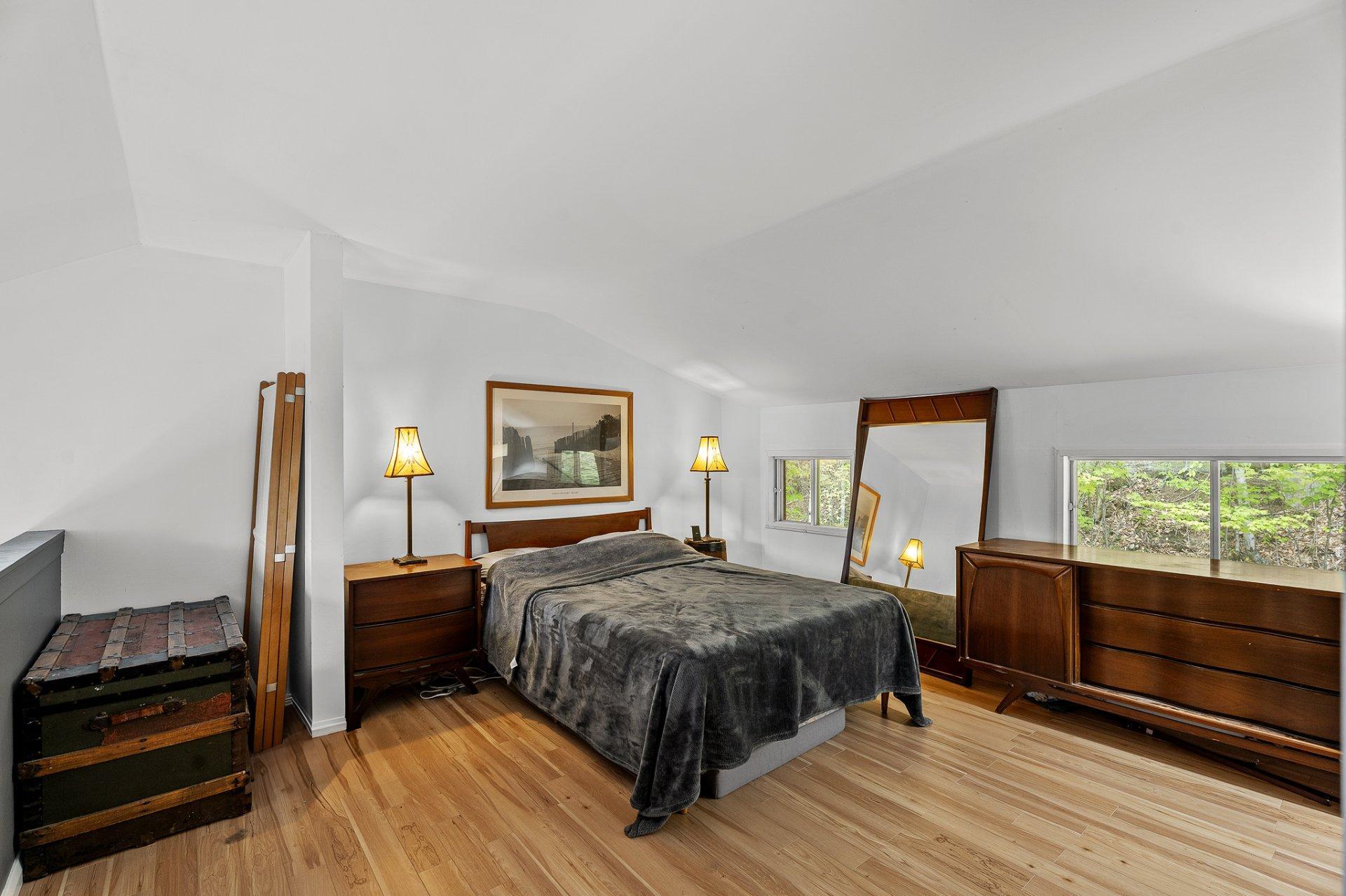 









215


Ch. des Marronniers

,
Saint-Adolphe-d'Howard,




QC
J0T2B0

